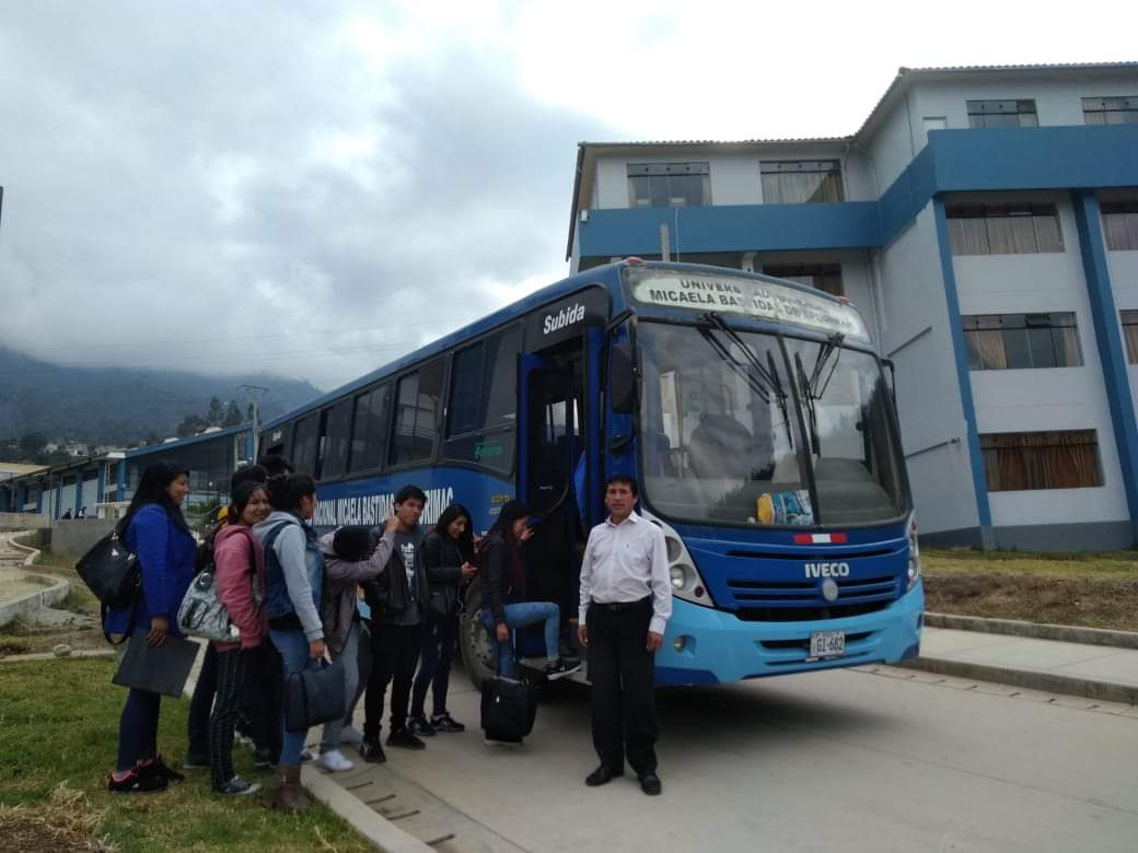 Estudiantes abordando el bus